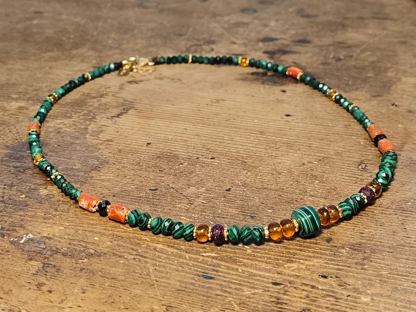 שרשרת יוניסקס ייחודית שרשרת יוקרתית בעבודת יד, עשויה אבני חן טבעיות בקוטר 4–7 מ"מ.עיצוב פז בק