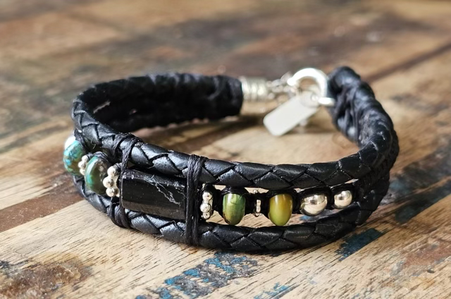 צמיד יוניסקס,עשוי עור צמה איכותי בגוון שחור בשילוב אריגת חוטים מיוחדת על אבן מרכזית-טורמלין ,אבני טורקיז ב�שילוב כדורי כסף 925