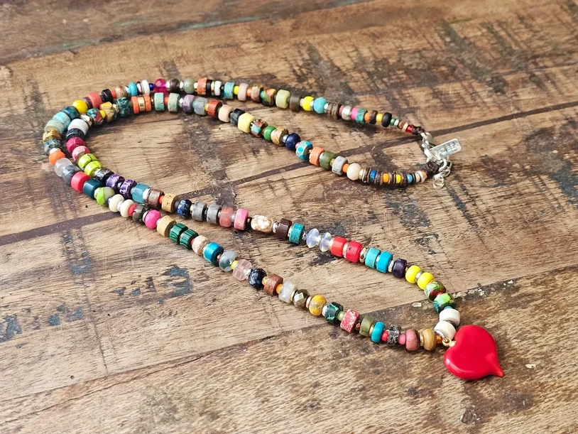 אבני טורקיז אפריקאי,טורקיז היולייט,לברדורייט,עין הנמר,ג'ספר צבועות,חרוזי סיליקון, מלכית,המטייט,אמטיסט,חרוזי קריסטל,ועוד