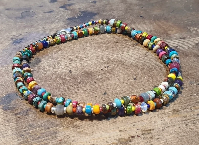 שרשרת מקולקציית סאוטה צבעונית ומיוחדת בשילוב של אבני חן שונות ומגוונות מעצבת פז בק