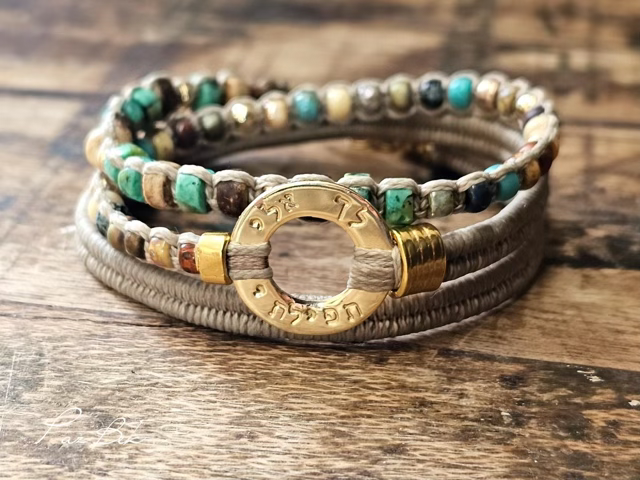 צמיד ארוג בחוטי שעווה בשילוב אבני טורקיז אפריקאיות,מיוקי,קוקוסים וטבעת כסף 925 או ציפוי זהב 14 קרט בריקוע אישי לבחירה