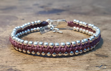 צמיד יוניסקס ,קלאסי שמתאים לכל יד-משתלב עם סט צמידים ארוג חוטי שעווה בשילוב כדורי כסף 925  3 מ"מ