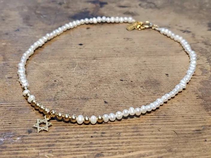 שרשרת עדינה ואלגנטית בעבודת יד, המשלבת פניני מים מתוקים איכותיות מעצבת פז בק