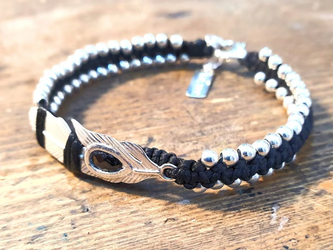 צמיד יוניסקס-ארוג חוטי שעווה בשילוב כדורי כסף 925 3 מ"מ ואלמנט נוצה  כסף 925