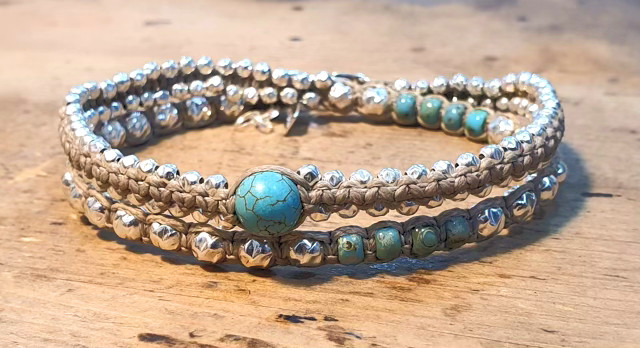 צמיד יד מלופף עשוי חוטי שעווה משולב כדורי כסף חלקים ורקועים ,חרוזי מיוקי יפנים-סנטר אבן טורקיז היולייט וסוגרי כסף