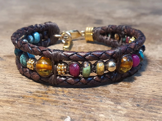 צמיד עור צמה איכותי בגוון חום  בשילוב אריגת חוטים מיוחדת בשילוב כדורי גולדפילד 5 מ"מ,אבני טורקיז גרנט,רובי,ענברים,רינגים