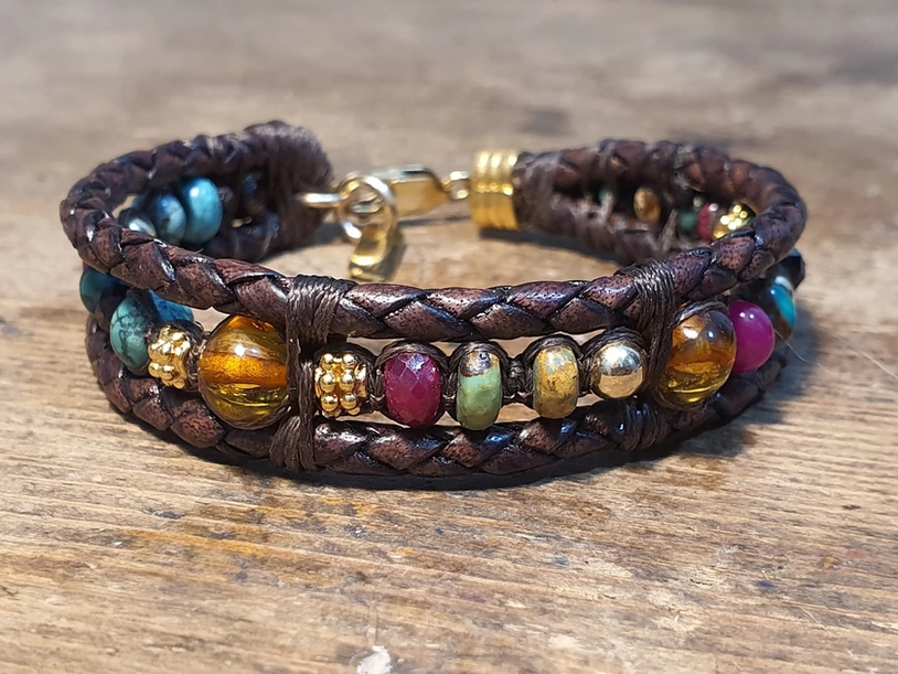 צמיד עור צמה איכותי בגוון חום  בשילוב אריגת חוטים מיוחדת בשילוב כדורי גולדפילד 5 מ"מ,אבני טורקיז גרנט,רובי,ענברים,רינגים