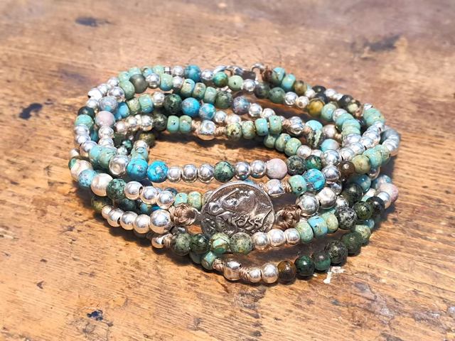 צמיד יוניסקס מלופף 4 ליפופים משולב אבני טורקיז אפריקאי,טורקיז היולייט,חרוזים יפנים וכדורי כסף 925, סנטר מטבע רקוע כסף סטרלינג