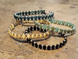 צמיד חרוזי גאם דואו בגוונים שונים ומיוחדים לבחירה בשילוב כדורי כסף,כדורי גולדפילד או המטייט כסוף או זהוב,חרוזי קריסטל