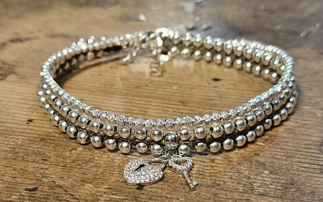 צמיד רגל ארוג חוטי שעווה בשילוב כדורי כסף 925 ותליון כפול של מפתח ולב משובצים זירקונים כסף