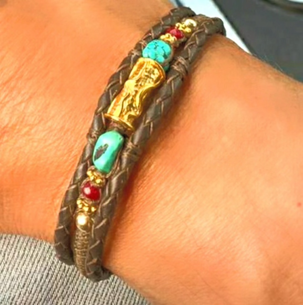 צמיד עור איכותי בגוון חום בצורת צמה בשילוב אריגת חוטים מיוחדת  וכדורי גולדפילד,אבני טורקיז טבעיות,גרנט,רינגים טופגולד(ציפוי ז