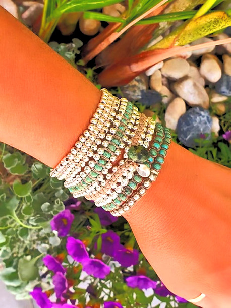 צמיד מלופף 2 ליפופים שילוב של כדורי כסף ,מיוקי יפנים,אבן טורקיז אפריקאית ותליון טיפה כסף 925.