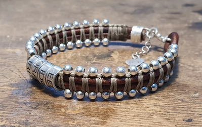 צמיד יוניסקס מיוחד עשוי  עור חום  ארוג חוטי שעווה בגוון ירוק זית וכדורי כסף סטרלינג 925