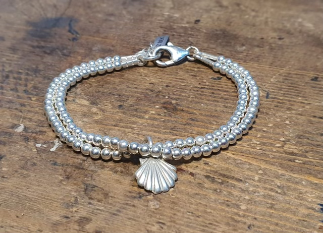 כדורי כסף בשילוב תליון צדפה כסף 925