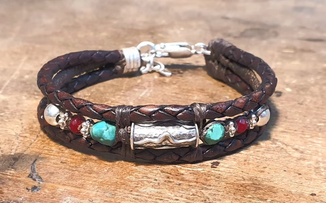 צמיד עור איכותי בגוון חום בצורת צמה בשילוב אריגת חוטים מיוחדת  וכדורי גולדפילד,אבני טורקיז טבעיות,גרנט,רינגים טופגולד(ציפוי ז