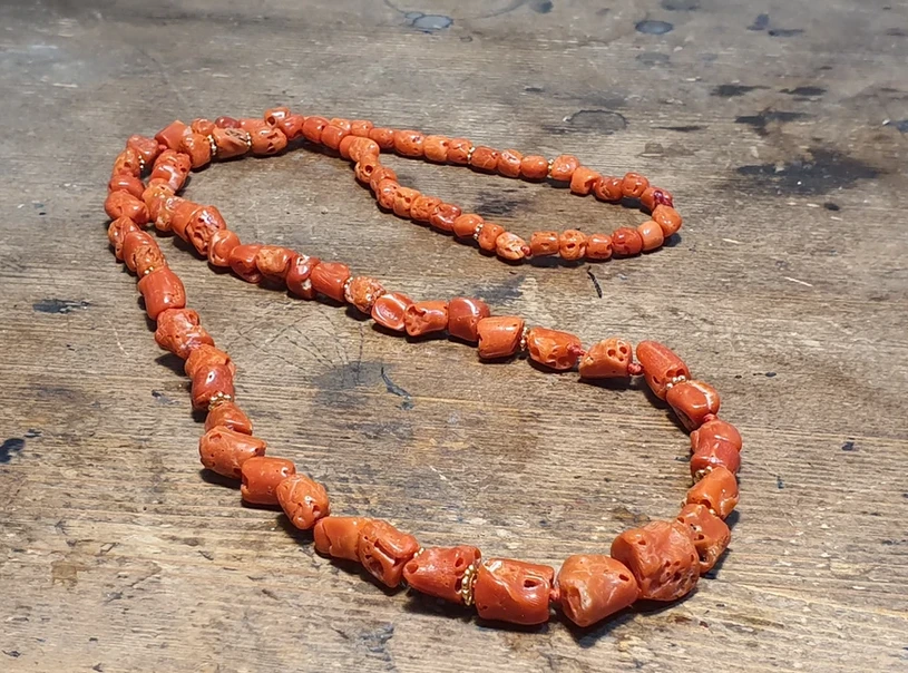 שרשרת מאלה אבני חן ייחודית המשלבת אבני קורל (אלמוגים) בגדלים ובצורות שונות מעצבת פז בק