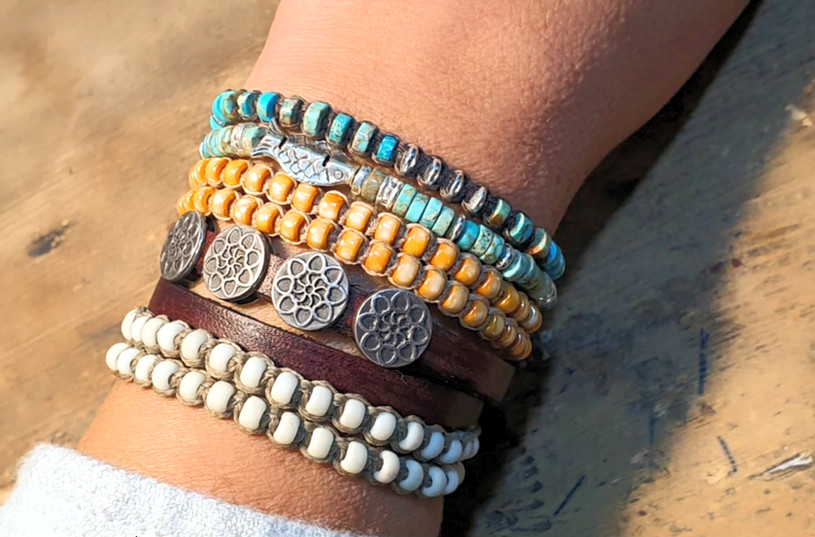 סט צמידים שילוב עור, אבני ג'ספר בצבע טורקיז, חרוזי מיוקי ואלמנטים מכסף 925