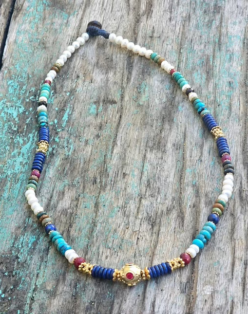 שרשרת אבני חן ופנינים מתורבתות  אבני רובי,טורקיז,לאפיס,גרנט  הפרדות ציפוי זהב 14 קרט סנטר כדור משובץ זירקונים בגוון רובי