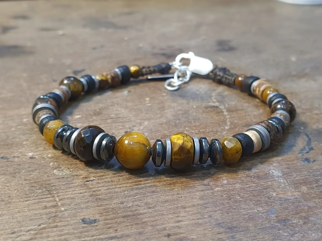 צמיד יוניסקס עשוי אבני עין הנמר בשילוב אבני המטייט וחרוזי קוקוס סוגרי כסף 925.