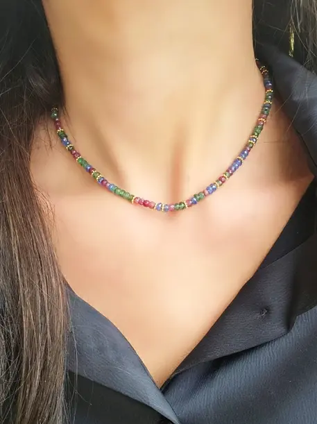 שרשרת עדינה,מיוחדת ומלאת אנרגיה שזורה באבני החושן -רובי,אמרלד,ספיר כחול בצורת פאסט  הפרדות פרחים עדינים ציפוי זהב 14 קרט