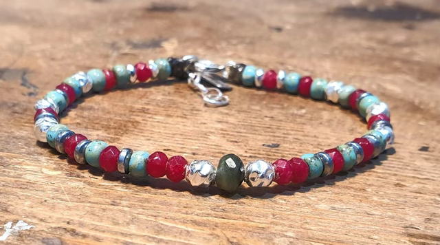 צמיד יוניסקס משולב אבני גרנט מטופלות, המטייט,חרוזי זכוכית וסנטר אבן ברקת (אמרלד) וכדורי כסף 925 רקועים