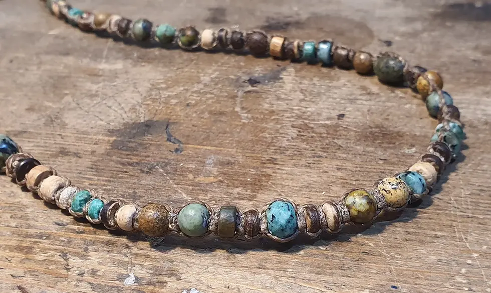 שרשרת המשלבת אבני טורקיז אפריקאיות, ג'ספר וחרוזי קוקוס. פז בק