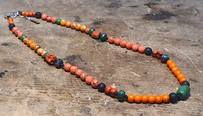 שרשרת יוניסקס המשלבת מגוון אבני חן וחומרים טבעיים מעצבת פז בק