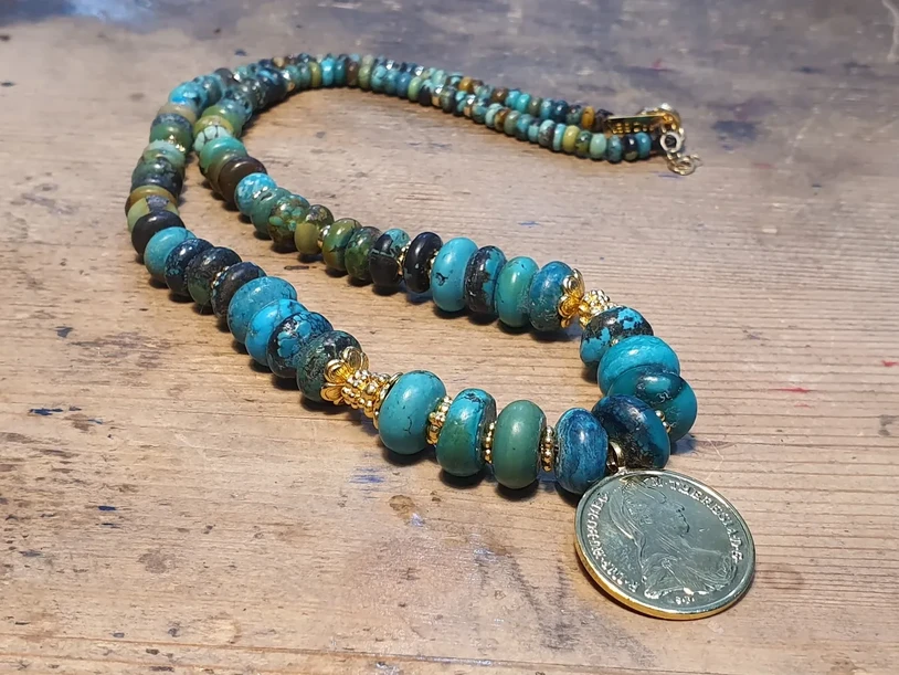 שרשרת אבני חן המשלבת אבני טורקיז טבעיות בגוונים שונים ואלמנטים נוספים מעצבת פז בק