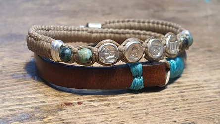 צמיד יד יוניסקס  שתי שכבות עשוי עור איכותי ואריגה בחוטי שעווה בשילוב אבני חן ואלמנטים שונים