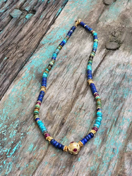 שרשרת אבני חן  אבני טורקיז בגוונים שונים,גרנט,לאפיס לזולי,רובי סנטר כדור משובץ זירקונים בגוון רובי הפרדות ואלמנטים ציפוי זהב