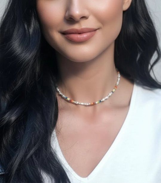 שרשרת קצרה, צבעונית ועדינה המשלבת קריסטלים ,כסף 925 ופנינים מתורבתות מעצבת פז בק
