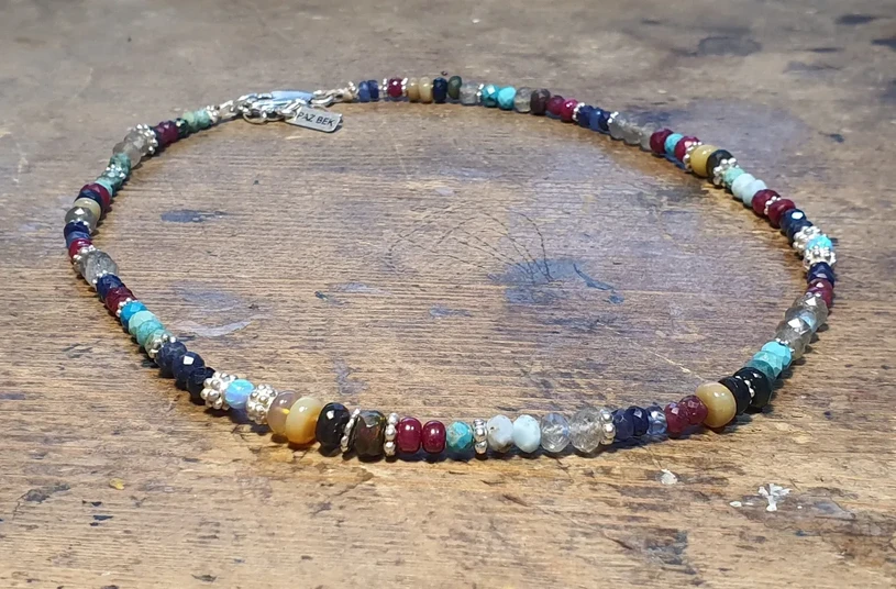 שרשרת אבני חן יוניסקס המעוצבת במראה יוקרתי מעצבת פז בק