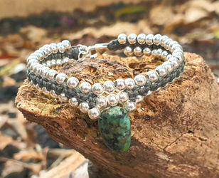צמיד ארוג חוטי שעווה בגוון ירוק זית כהה בשילוב כדורי גולדפילד או כסף 925 4 ו-3 מ"מ -לבחירה סנטר אבן טורקיז אפריקאי ירוקה