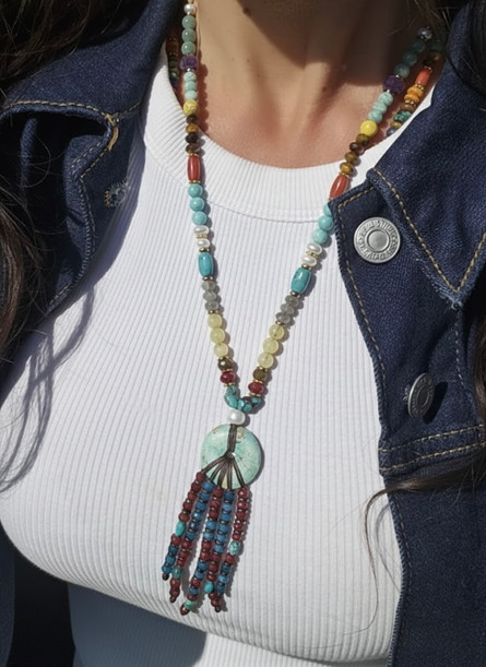 שרשרת מאלה יוניסקס המשלבת מגוון עשיר של אבני חן