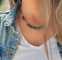 שרשרת מרהיבה המשלבת מגוון עשיר של אבני חן מעצבת פז בק