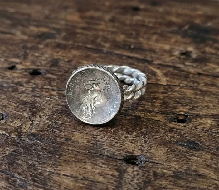טבעת כסף 925 עשויה 2 צמות כסף בעבודת יד,משובצת מטבע צרפתי ישן