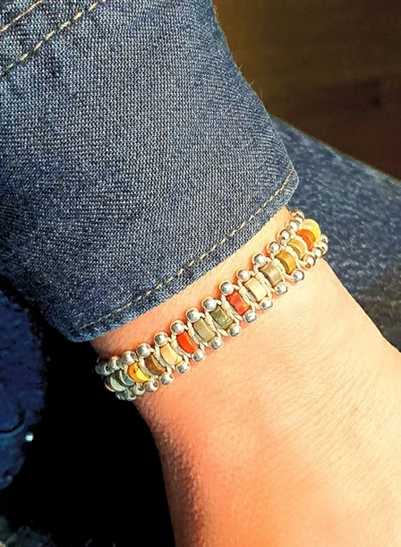 צמיד יוניסקס ארוג בחוטי שעווה  בשילוב אבני ג'ספר צבועות בגוונים שונים וכדורי כסף סטרלינג 3 מ"מ