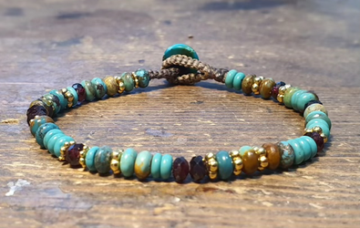 אבני טורקיז טבעיות בגוונים שונים ואבני גרנט  הפרדות ציפוי זהב 14 קרט או כסף 925