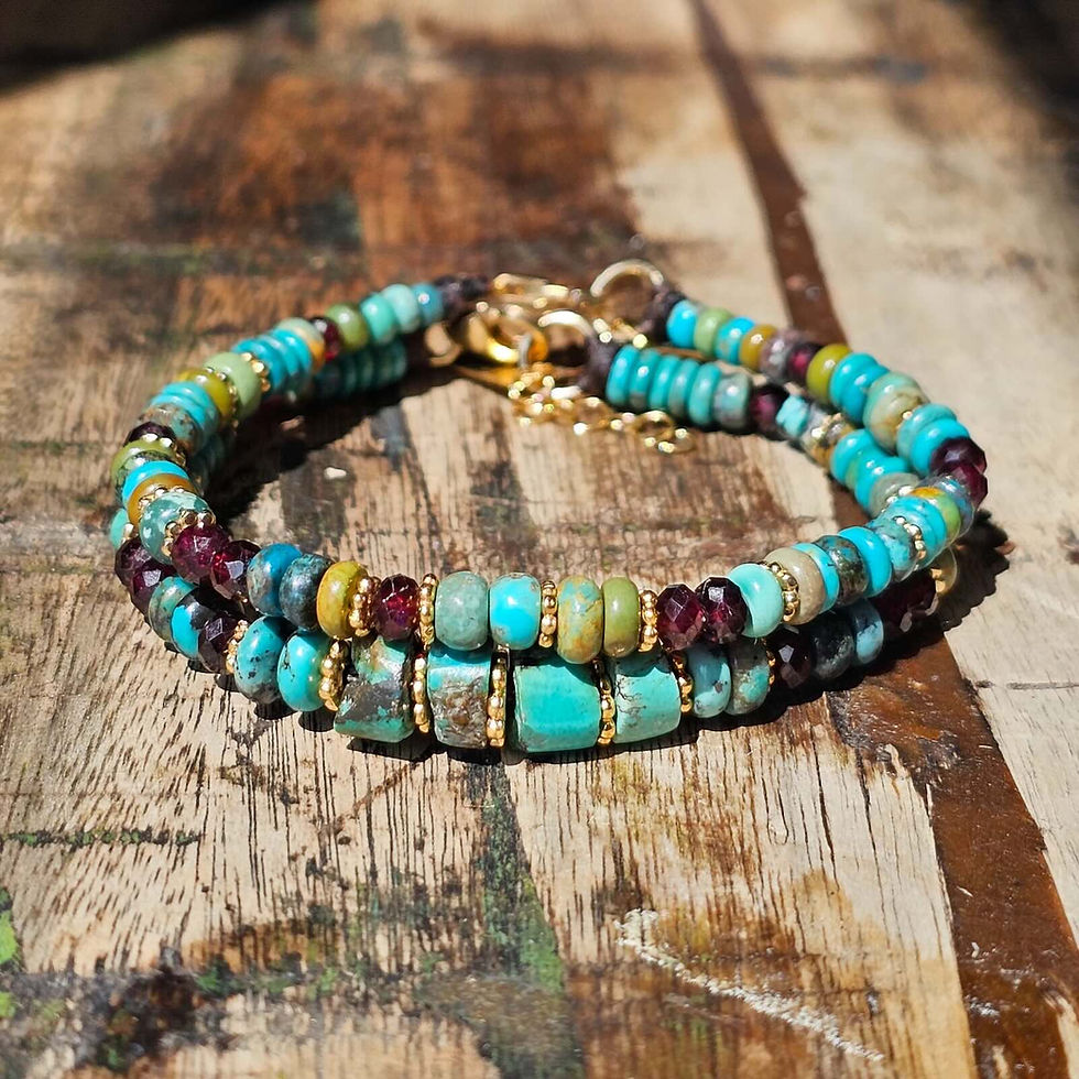 סט ייחודי של שני צמידי אבני חן בעבודת יד בעיצובה של פז בק