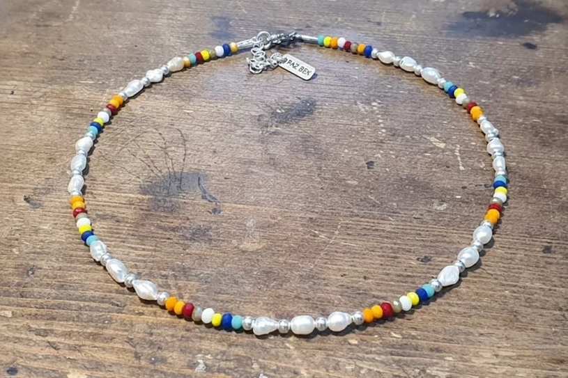 שרשרת קצרה, צבעונית ועדינה המשלבת קריסטלים ,כסף 925 ופנינים מתורבתות מעצבת פז בק