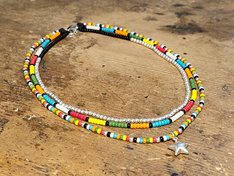 שרשרת צבעונית 3 שכבות נסגרת בסוגר 1 חרוזים יפנים,כדורי כסף,תליון כוכב  וסוגרי כסף 925