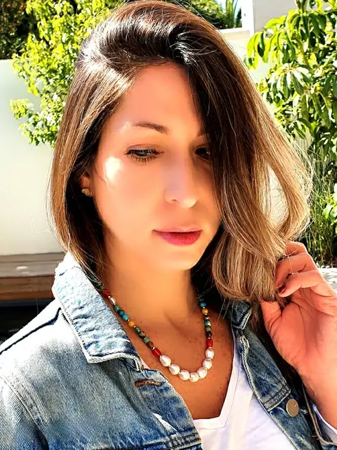 שרשרת משלבת פנינים מתורבתות עם אבני טורקיז, לברדורייט, קורל (אלמוג) וענבר  מעצבת פז בק