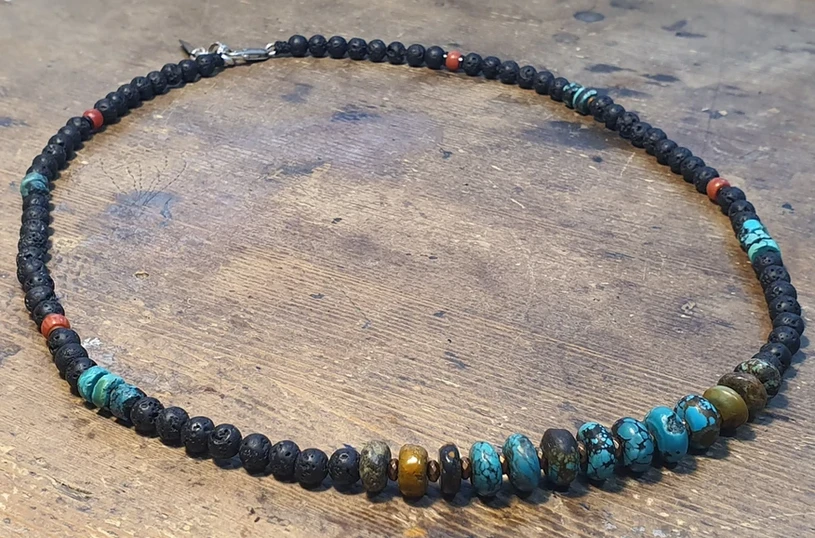 שרשרת טורקיז טבעי, קורל ולבה בגימור כסף סטרלינג 925 והמטייט מעצבת פז בק