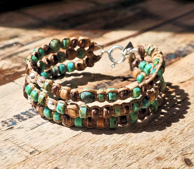 צמיד מלופף 3 ליפופים, ארוג חוטי שעווה בשילוב אבני טורקיז אפריקאי,קוקוסים וכדורי כסף 925 4 מ"מ-תליון עץ החיים כסף 925