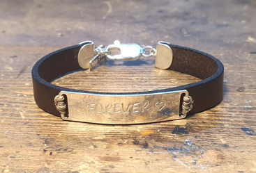 צמיד עור קלאסי-יוניסקס-מתנה מיוחדת עם פלטת כסף 925 בריקוע אישי