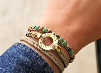 צמיד ארוג בחוטי שעווה בשילוב אבני טורקיז אפריקאיות,מיוקי,קוקוסים וטבעת כסף 925 או ציפוי זהב 14 קרט בריקוע אישי לבחירה