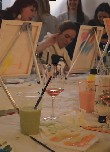 Hania Swiers unterrichtet einen Kreativworkshop bei Theartily und zeigt Teilnehmer*innen Maltechniken“