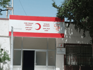 Suriye’nin kuzeyinde yer alan Tel Abyad ve Resulayn şehirlerinde, böbrek yetmezliği hastaları yaşam mücadelesi veriyor. Uluslararası desteklerin sona ermesiyle birlikte iki kentteki diyaliz merkezlerinde hizmetler durma noktasına geldi. Onlarca hasta, hayatta kalmak için gereken düzenli diyaliz seanslarına erişemiyor.