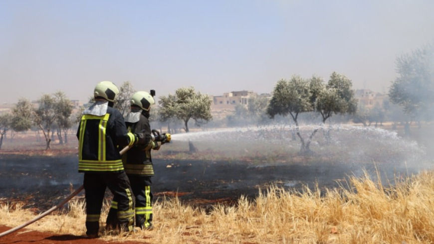 Suriye Sivil Savunma ekipleri (Beyaz Baretliler), 2025 yılının başından 8 Haziran’a kadar ülke genelinde 560 tarımsal yangına müdahale ettiklerini duyurdu. Bu sayı, her geçen gün artan sıcaklıklarla birlikte orman ve tarım arazilerinde büyük bir tehdit oluştuğunu ortaya koyuyor.  Ekiplerin Çarşamba günü yaptığı açıklamaya göre, yangınlar sadece çiftçilerin ana geçim kaynağı olan mahsulleri yok etmekle kalmadı, aynı zamanda çevresel tahribata yol açarak Suriye’nin gıda güvenliğini de tehlikeye attı.