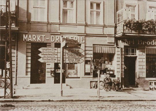 Fragment szyldu w latach 1935-1943